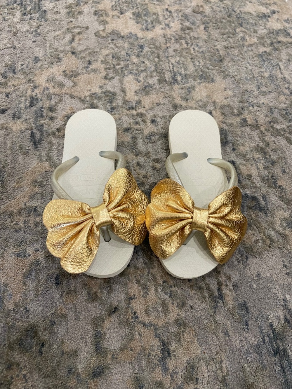“Dupe” girls flip flops with gold leather bow